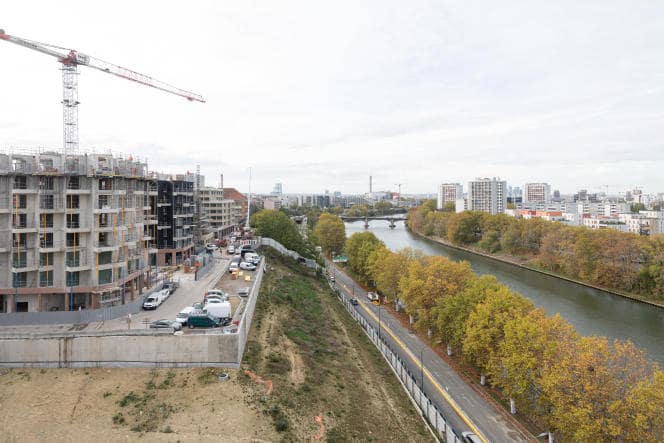 In Saint-Denis, November 8, 2022. The establishment of the Olympic Village on the banks of the Seine is an opportunity to reconnect the cities of Saint-Ouen and Saint-Denis to the river.  Development work on the banks (reduction of traffic lanes, cycle paths) is in progress.