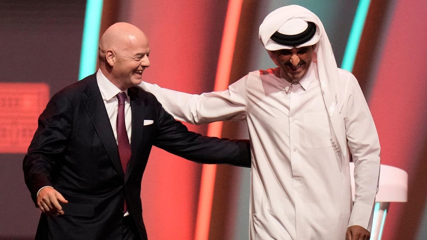 FIFA President Gianni Infantino (l) and Sheikh Tamim bin Hamad Al Thani, Emir of Qatar.