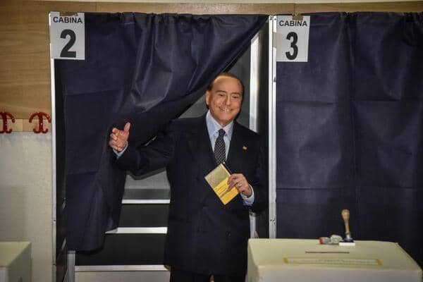 El expresidente y candidato de Forza Italia, en su colegio electoral (Efe)
